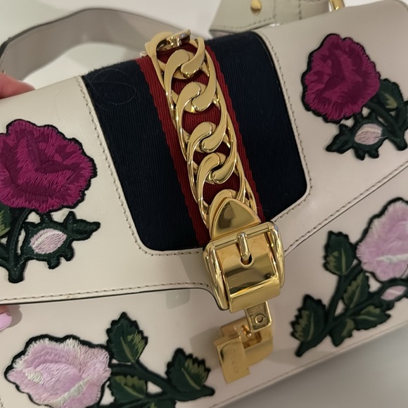 GUCCI Sylvie Embroidered Floral Shoulder Bag in White! - Picture 11 of 13
